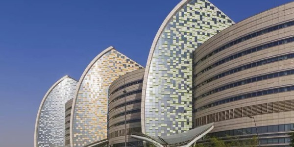 老外的醫(yī)院建筑設(shè)計(jì)，一個(gè)巨大的、帆狀的中庭！！