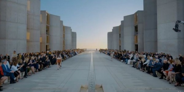 LV時裝秀場 — 薩爾克研究所廣場為什么一棵樹也沒種？建筑大師路易斯·康的封神之作