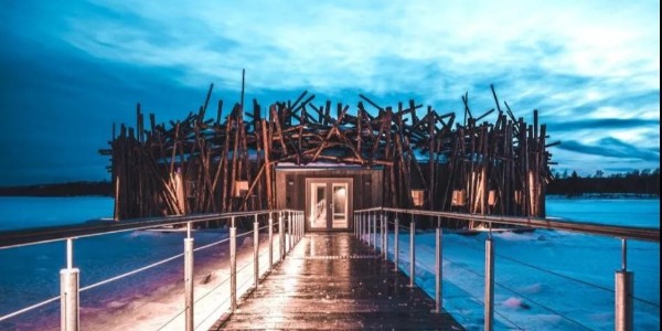 在這座漂浮的鳥巢里，藏了12間可以躺著看極光的房間