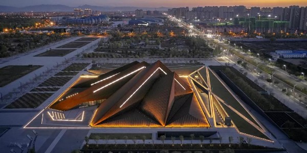 Foster + Partners新作 / 大同美術(shù)館，四座相互堆疊的金字塔