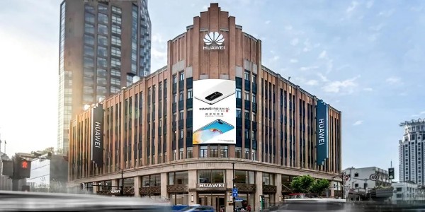 華為全球最大旗艦店開幕了，老建筑里溢出了硬核的未來氣息