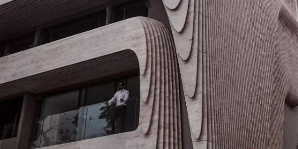 這棟房子用曲線大理石做外墻，張揚(yáng)的個(gè)性之美！