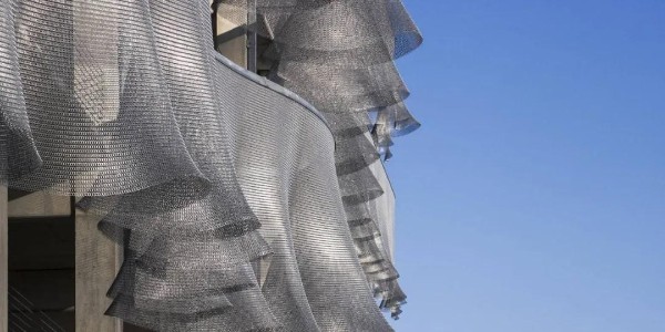 這個(gè)停車場太飄了，竟將金屬網(wǎng)做成了“少女的裙擺”掛在立面上！