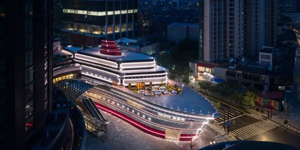 以船型為亮點，設計一艘銀光閃閃的“巨輪”